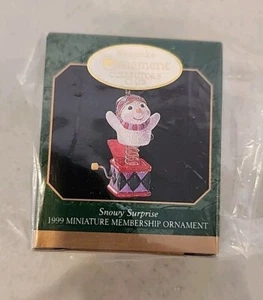 Hallmark Keepsake Collector's Club 1999 Mitgliedschaft Snowy Surprise Mini Ornament  - Bild 1 von 2