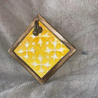 Ganchos de Pared Perchas Cerámica Madera Azulejo Envejecido Amarillo Mercado Mundial Llaves Abrigo Foto 1 de 4