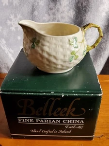 Belleek Ireland Trébol Crema Jarra Cesta Tejido Fino Parian China con Caja - NUEVO - Imagen 1 de 8