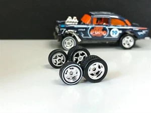 R280 Hotwheels 1/64 Set Real Riders Cromato Scanalato, '55 Gasser Gomma Pneumatici Cerchio - Foto 1 di 8