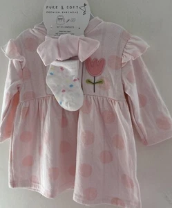 Ropa de bebé pura y suave ~ 0 - 3 meses rosa vestido, diadema y calcetines blancos conjunto - Imagen 1 de 6