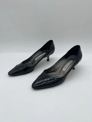 Zapatos de salón Manolo Blahnik de colección de charol negro brogue tacón de gatito para mujer EU 38,5 Foto 1 de 4