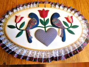 Vintage handgefertigte gesteppte Rüschen Wandkunst LOVE BIRDS ~ 25" x 18" ~ KOSTENLOSER VERSAND ~ - Bild 1 von 5