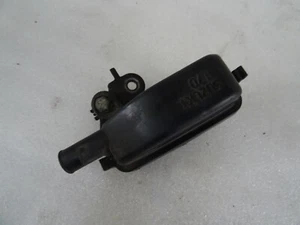 23. Suzuki GSXR 750 W GR7BB motorentlüftung sekundär ventil - Picture 1 of 3