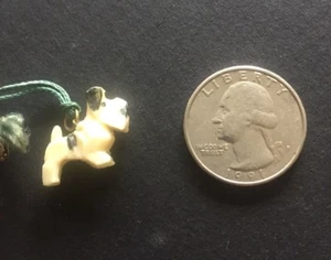 De colección KOBE Celuloide Gumball Cracker Jack Dijes Blanco y Negro Perro - Imagen 1 de 5