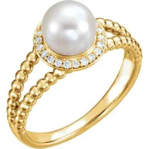 Anillo con cuentas estilo halo de diamantes estilo halo de perlas de agua dulce y 1/8 CTW en oro amarillo de 14 K - Imagen 1 de 2