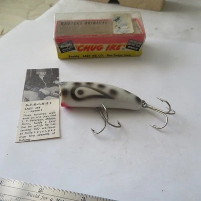 SEÑUELO DE PESCA KUATZKY 21/2" VINTAGE CHUG IKE BLANCO Y NEGRO MARCA NUEVO EN CAJA Foto 1 de 4