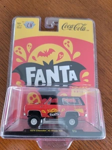M2 Machines Fanta 1974 Chevrolet K5 Blazer Halloween Maßstab 1:64 Neu - Bild 1 von 3