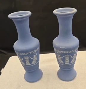 Juego de 2 jarrones pequeños de colección Avon Wedgwood de 5,5 pulgadas de alto - Imagen 1 de 2