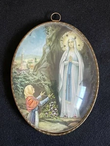 Ancien cadre Religieux Lourdes avec verre bombé métal doré vintage - Picture 1 of 3