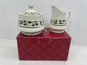 Home for the Holidays Stechpalme Milchkännchen & Zuckerschüssel Set mit Deckel & Box Goldbesatz - Bild 1 von 9