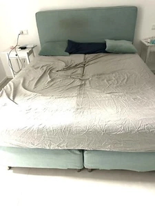 Bett mit 2 Matratzen, 2 Beistelltische - Bild 1 von 1