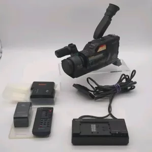 Videocamera Vintage Sony CCD-F501 HandyCam Super 8 Video 8 Nera - Batteria Extra - Foto 1 di 9