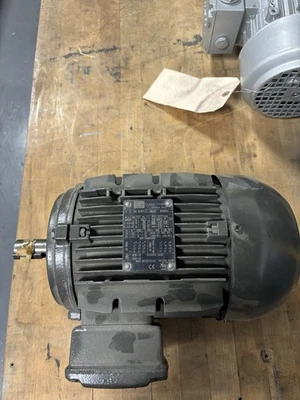 NEW NO BOX WEG AL90S/L SEVERE DUTY MOTOR W21 3 Phase 60 Hz 00236EP3EAL90S - Image 1 of 4