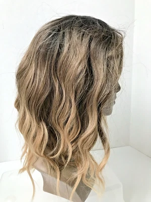 NUEVA Peluca Beachy Waves Para Mujer Sin Marca Rubia Dorada con Raíces y Golpes Halloween Foto 1 de 4