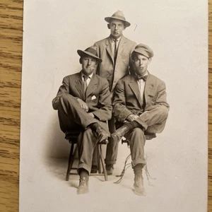 Foto antica gruppo di giovani uomini vittoriani ragazzi fumatori sigarette cappelli - Foto 1 di 5