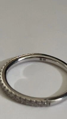 Anillo de diamantes de laboratorio de oro blanco de 14 k de media eternidad de .17 quilates Foto 1 de 4