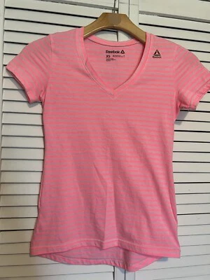 REEBOK 女式 XS 码 X 小衬衫上衣 T 恤运动粉色条纹 V 领 — 第 1/4 张图片