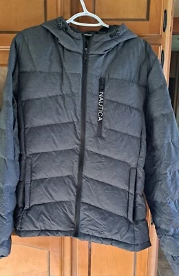 Chaqueta para hombre Nautica ligera resistente al agua acolchada con capucha acolchada mediana Foto 1 de 4