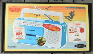 Stranger Things Temporada 4 Crosley CT102A Radio Cassette Reproductor Bluetooth Paquete - Imagen 1 de 12
