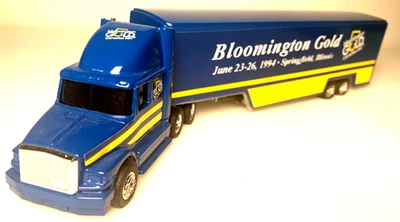 ERTL GMC Cab 1994 Bloominton Gold Corvette Trailer scale 1:64 INV# 3252 - Image 1 of 4