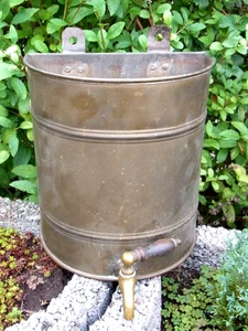 DEKORATIVER WASSERBEHÄLTER AUS MESSING MIT WASSERHAHN, NACHLAß - Bild 1 von 5