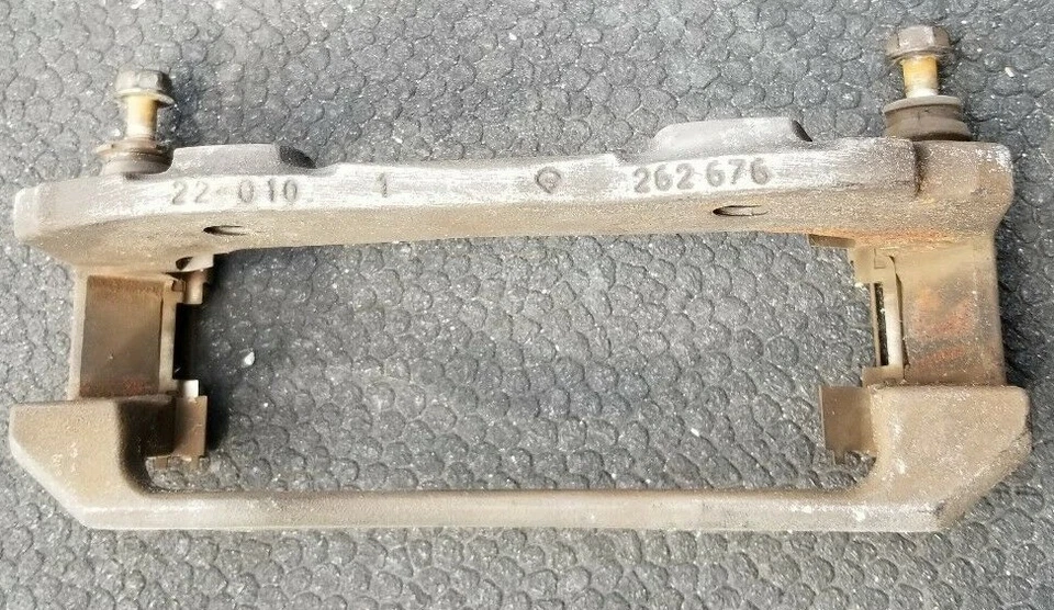 03 - 04 MERCURY MARAUDER Passenger Caliper Bracket Front 2004 Right Side  - Image 1 of 2