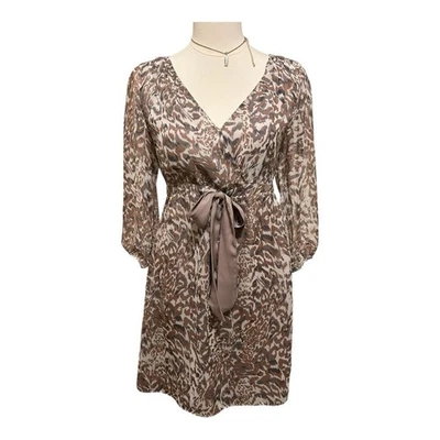 Vestido midi Love 21 tostado, gris y blanco plisado con lazo delantero talla pequeña Foto 1 de 4