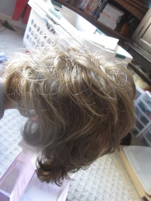 Peluca de pelo corto Paula Young nueva en caja -A color SF12/28 miel marrón claro rubio capas Foto 1 de 4