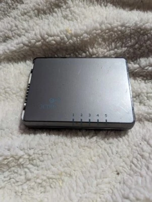 3Com 3CFSU05 External Network Switch 5-ports  - Image 1 of 4