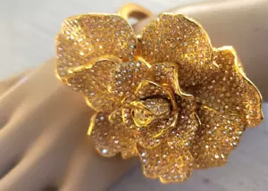 WOW! NUOVO AUTENTICO OSCAR DE LA RENTA ENORME ROSA CAMELIA FIORE BRACCIALE ORO CRISTALLI - Foto 1 di 19