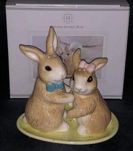 Moderno Southern Home Conejo de Pascua Sal y Pimienta Set Loza NUEVO - Imagen 1 de 7
