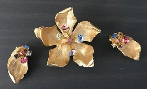 Vintage BSK Gold Tone Flower Jeweled Stamens Matching Clip Earrings Signed - Picture 1 of 2