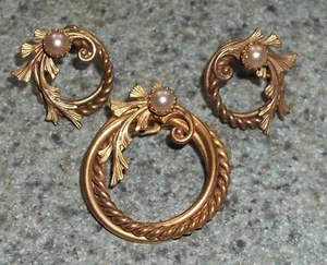 Juego de pendientes vintage de corona dorada con broche de perlas de imitación/alfiler y tornillo trasero - Imagen 1 de 14