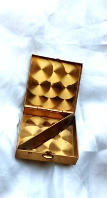 Винтажный латунный квадратный ящик для таблеток Lilly 1,5 x 1,5 дюйма разделенный отсек - Изображение 1 из 4