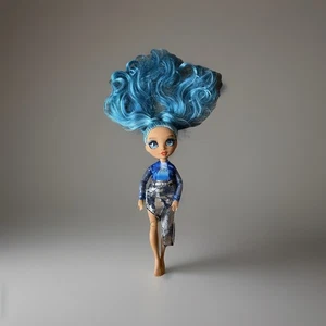 Neu Rainbow High Fantastic Fashion Skylar Bradshaw Puppe blau von Kopf bis Fuß - Bild 1 von 1