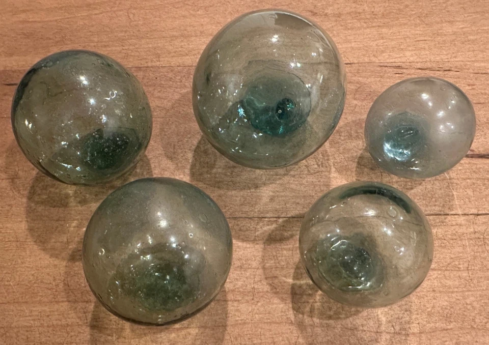 Lote de 5 flotadores de pesca vintage de bolas de vidrio verde azul | 3 1/2" - 2 3/8" Foto 1 de 1