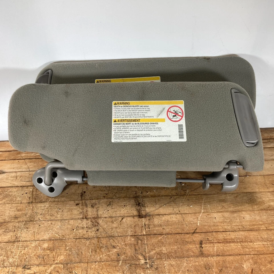 Пара солнцезащитных козырьков для левой и правой стороны Chevrolet Tahoe 2000-2002 годов выпуска от оригинального производителя - Изображение 1 из 4