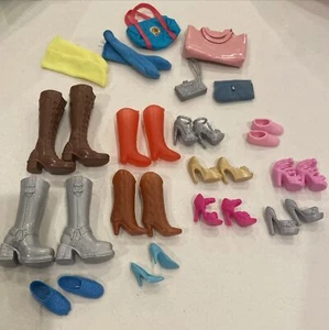 Barbie Puppe Clone Schuhe Stiefel & Zubehör Heels Clutches Turnschuhe Taschen Socken - Bild 1 von 4