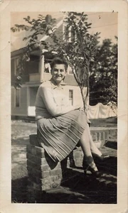 Hombre de la década de 1940 con tacones y falda en el frente césped arrastre vestido cruzado instantánea en blanco y negro - Imagen 1 de 2