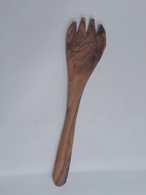 Precioso tenedor artesanal para servir ensaladas hecho de madera de olivo natural uso diario Foto 1 de 3
