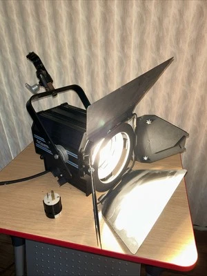 Leviton Colortran 1 kW TV Fresnel 100-515 Spot Studio Light 1000W con lente Foto 1 de 4