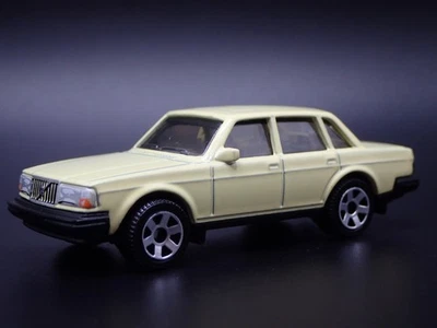 VOLVO 240 4 Puertas Amarillo Modelo A Escala 1:64 Coleccionable Diorama Diecast - Imagen 1 de 4