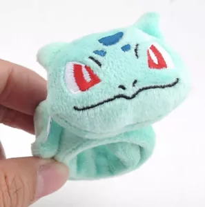 🔥Pokemon Bulbasaur Braccialetto Peluche Super Carino Pasqua 2023 Nuovo con etichette🔥 - Foto 1 di 2