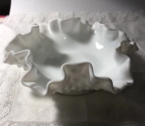 Vintage Fenton Schuhnagel Milchglas 5" mal 1-1/2" gekräuselte Schüssel - Bild 1 von 4