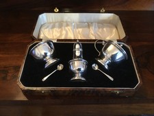 UN BELLISSIMO SET DI CROCIERE IN ARGENTO CON MARCHIO DISTINTIVO, IN SCATOLA BIRMINGHAM 1934.