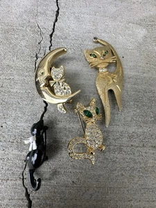 Vitnage Lot Of 4 Cat Kitten Moon Pins Brooch Rhinestone Green Eyes Pendant - Picture 1 of 11