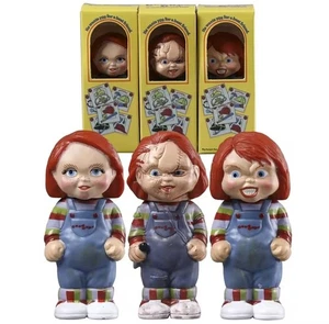 Chucky Childs Play 3PCS Schreibtisch Display Box Figur Puppe Geschenkset Konvolut Neu - Bild 1 von 1