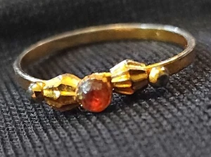 Anello vintage tono oro con pietra rossa e accenti geometrici misura USA 6 - Foto 1 di 2