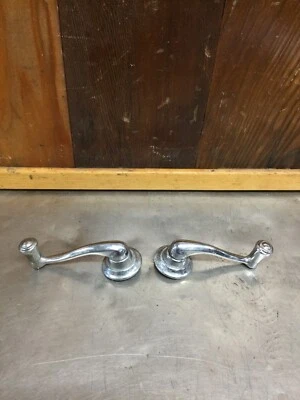 MG Midget & Sprite • Manijas y molduras reguladoras de ventana originales (x2) usadas. KMG1271 Foto 1 de 4